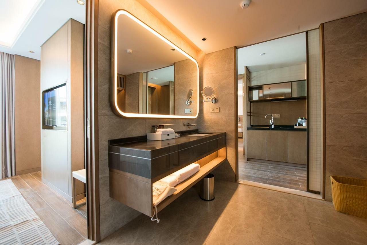 Wingate By Wyndham Hainan Chengmai Exteriör bild