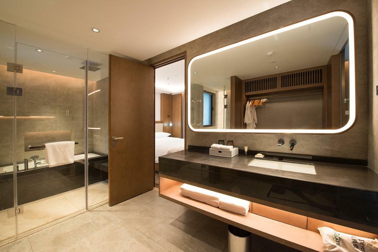 Wingate By Wyndham Hainan Chengmai Exteriör bild
